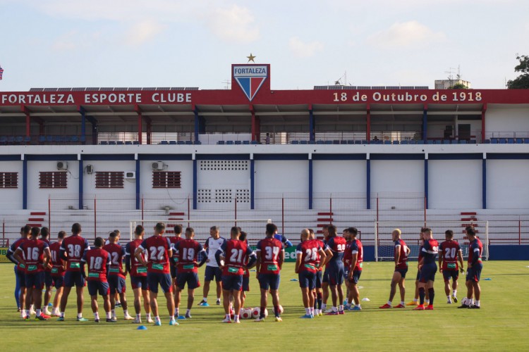 Comissão técnica e jogadores conversam no gramado em treino do Fortaleza no Centro de Excelência Alcides Santos, no Pici