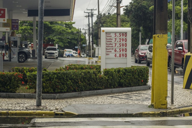 Pre&ccedil;o m&aacute;ximo da gasolina no Brasil j&aacute; passou dos R$ 8