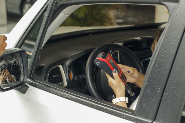 Gasolina comum volta a bater R$ 8,20 no Cear&aacute;