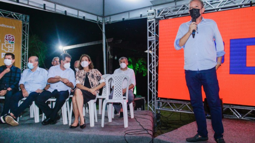 ANDRÉ Figueiredo ao lado de pré-candidatos do PDT a governador, em encontro em Paca...