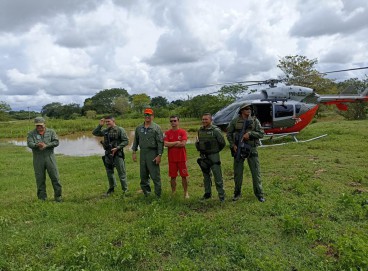 Agentes do Corpo de Bombeiros são auxiliados por uma aeronave da Ciopaer nos resgates de moradores ilhados. Equipes chegaram aos locais mais atingidos no começo da tarde deste sábado. 