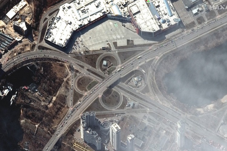 Imagem de satélite mostra longa fila de carros tentando deixar Kiev, em 11 de março. Guerra da Rússia contra a Ucrânia