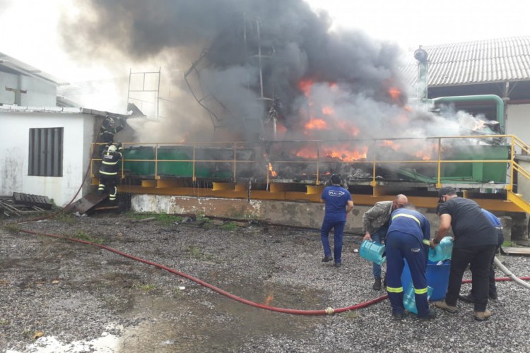 Um incêndio atingiu uma fábrica de embalagens plásticas no bairro Messejana, em Fortaleza, na tarde deste sábado, 12