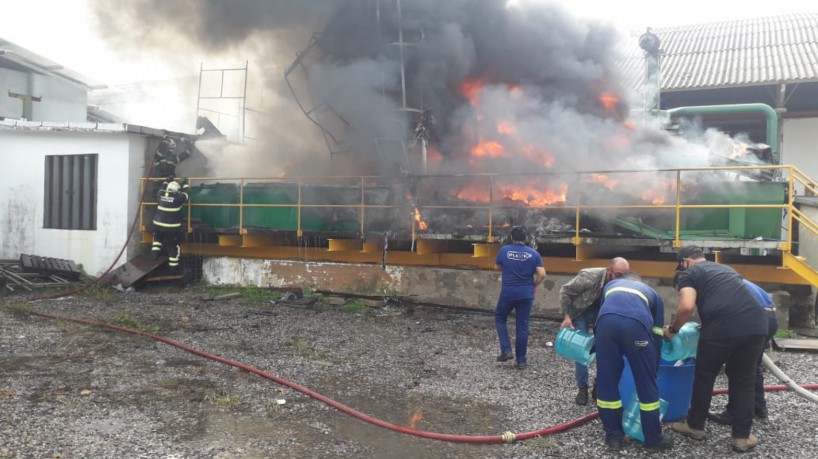 Um incêndio atingiu uma fábrica de embalagens plásticas no bairro Messejana, em Fortaleza, na tarde deste sábado, 12(foto: Divulgação/Corpo de Bombeiros)