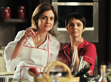 Adriana Esteves e Débora Falabella interpretaram, respectivamente, Carminha e Nina em 'Avenida Brasil'. Saiba quem retorna para continuação. 