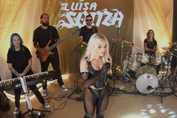 Luisa Sonza se aprensenta na noite de sábado (12), na festa bbb