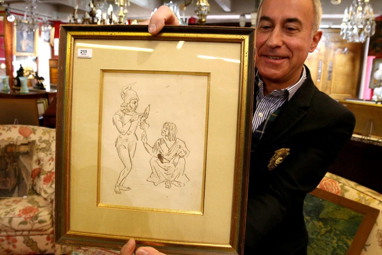 O leiloeiro Thierry Collet segura um desenho do artista francês Paul Cezanne intitulado 'Soldat et vieille femme' (Soldado e Velha)