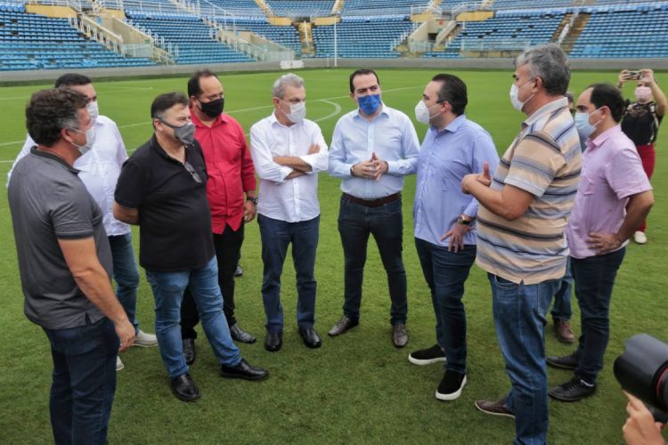 Prefeito de Fortaleza, Jos&eacute; Sarto, e presidentes de clubes do futebol cearense visitaram o PV