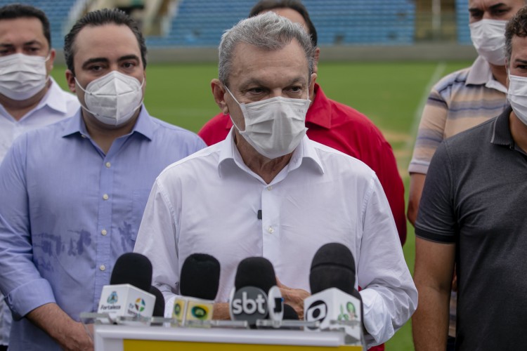 FORTALEZA, CE, BRASIL, 15-03.2022: Sarto Nogueira, Prefeito de Fortaleza vista o Estadio Presidente Vargas , que esta em reforma para que volte a receber partidas de futebol. em epoca de COVID-19. (Foto:Aurelio Alves/ Jornal O POVO)