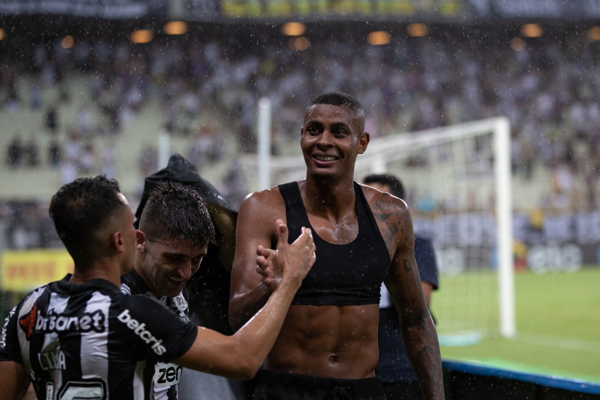 Atacante Cléber comemora gol no jogo Ceará x Tuna Luso, na Arena Castelão, pela Copa do Brasil (Foto: Felipe Santos/Ceará SC)