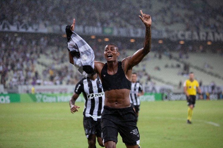 Atacante Cléber comemora gol no jogo Ceará x Tuna Luso, na Arena Castelão, pela Copa do Brasil