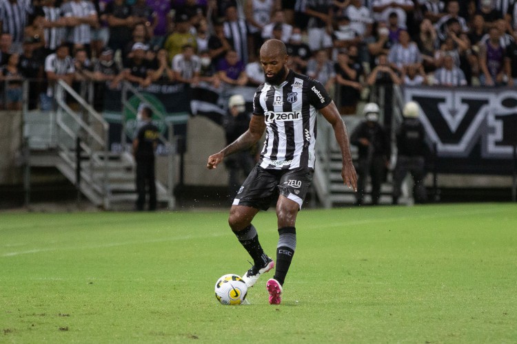 Zagueiro Messias falou sobre o duelo diante do Independiente na saída do campo após o empate diante do Santos. 