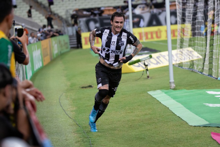 Meia Vina comemora gol no jogo Ceará x Tuna Luso, na Arena Castelão, pela Copa do Brasil
