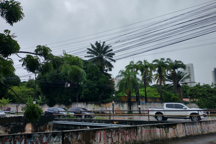 Avenida Eduardo Girão: chuva e fluxo de trânsito normal