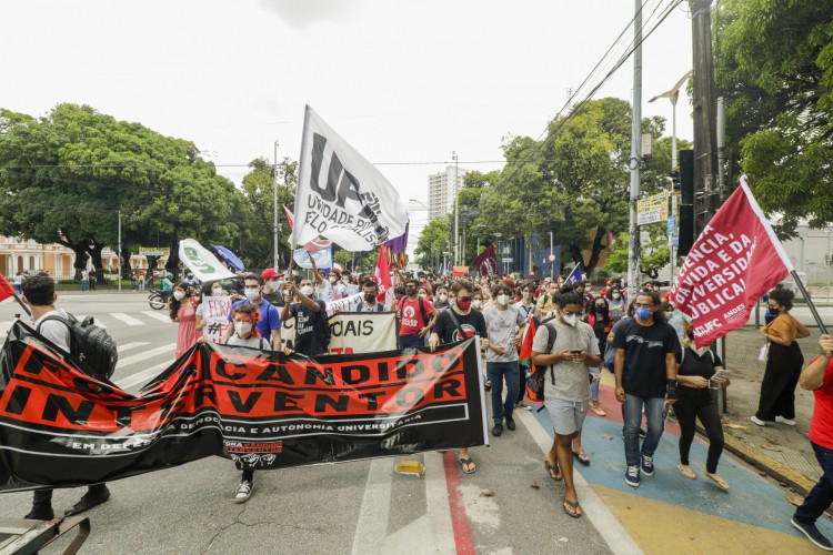 ￼MANIFESTAÇÃO saiu da reitoria até o Restaurante Universitário