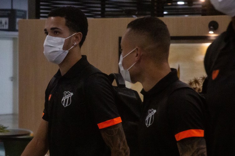 Jogadores do Ceará em embarque para a Paraíba 