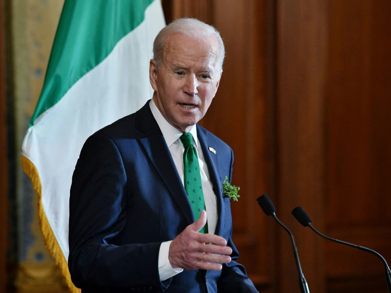 O presidente dos EUA, Joe Biden, fala durante o almoço anual do Dia de São Patrício no Capitólio, em 17 de março de 2022, em Washington, DC.  