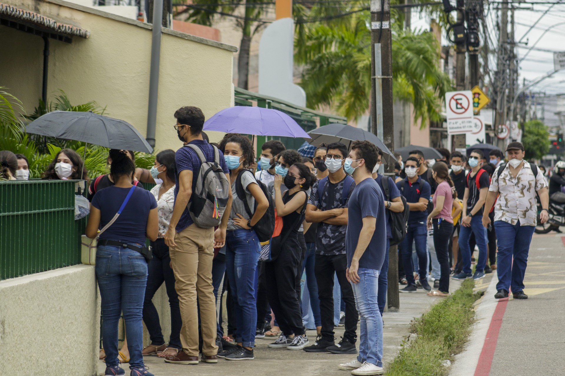 FORTALEZA, CE, BRASIL, 17.03.2022: Alunos da UFC realizaram uma manifestação cobrando melhores condições de retorno das aulas e denunciando os porblemas do Restaurante Universitário (RU)  (Foto:Thais Mesquita/OPOVO)