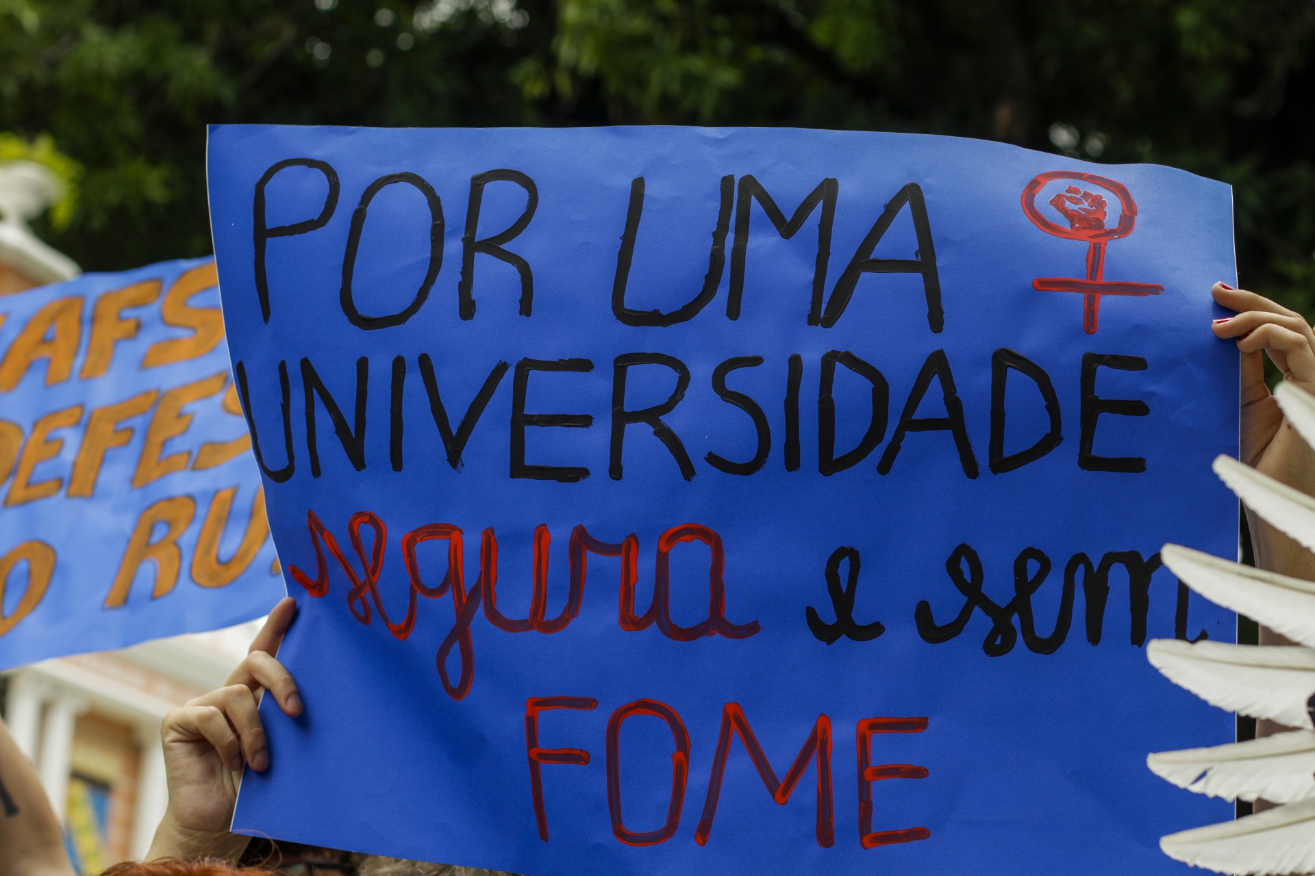 FORTALEZA, CE, BRASIL, 17.03.2022: Alunos da UFC realizaram uma manifestação cobrando melhores condições de retorno das aulas e denunciando os porblemas do Restaurante Universitário (RU)  (Foto:Thais Mesquita/OPOVO)