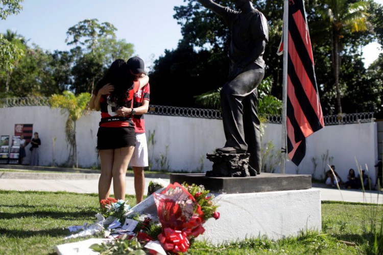 Centro de treinamento presidente George Helal, conhecido com Ninho do Urubu, é utilizado pela equipe de futebol do Flamengo. Foto torcedores do Flamengo em frente ao centro de treinamento do clube, após um incêndio.