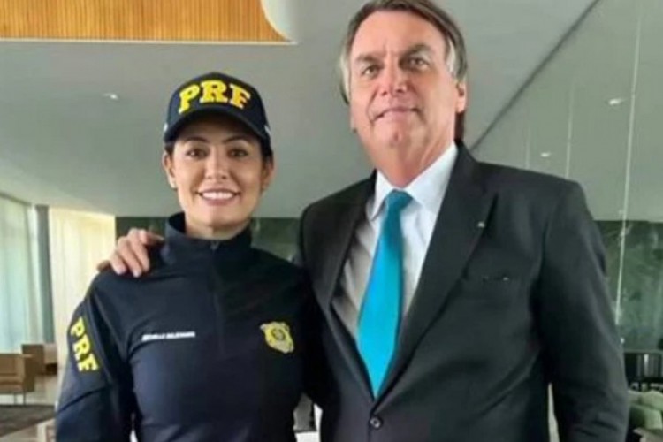 Michelle aparece com uniforme da PRF ao lado de Bolsonaro: 