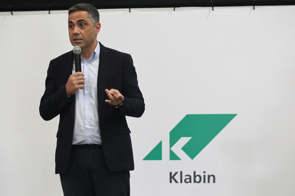 Cristiano Texeira, diretor geral da Klabin, anunciando aporte de R$ 188 milhões na fábrica de Horizonte-CE.