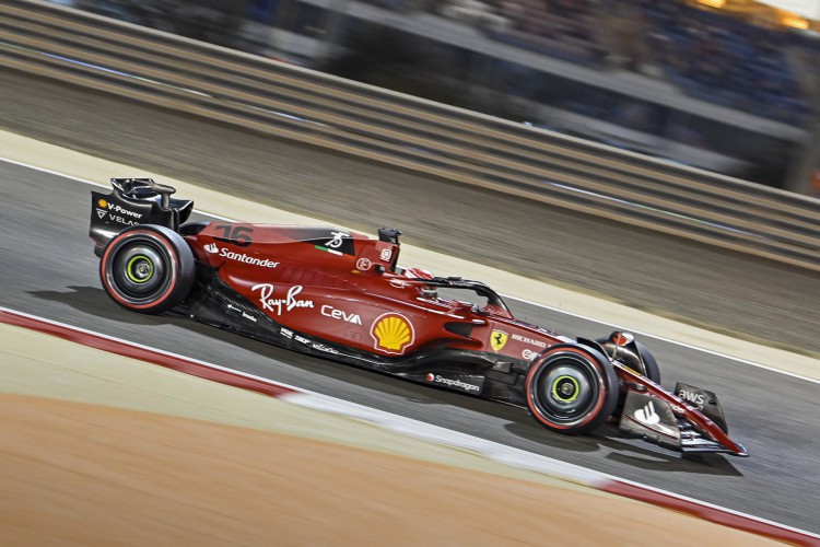 Piloto Charles Leclerc, da Ferrari, em treino classificatório da Fórmula 1 no GP do Bahrein