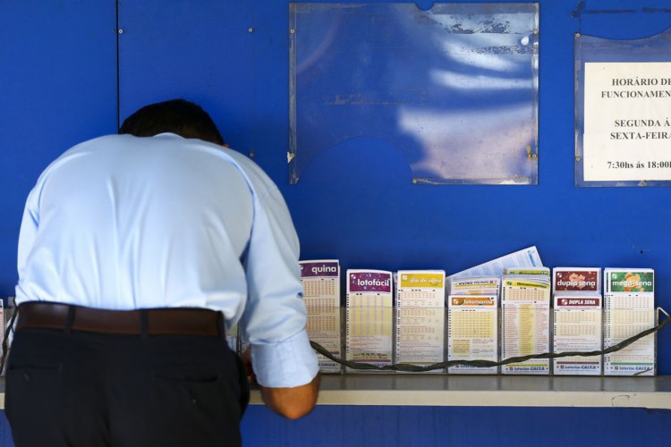 Apostadores fazem filas em casas lotéricas de Brasília. A Caixa Econômica Federal sorteia amanhã (12) a lotofácil da Independência.