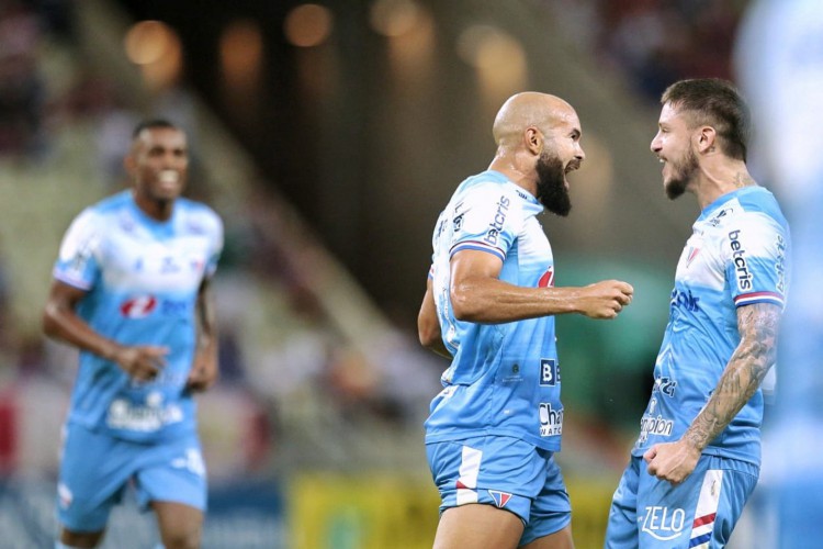 Zé Welison, Lucas Crispim e Benevenuto comemoram o segundo gol do Fortaleza na vitória diante do CRB, pela Copa do Nordeste. 
