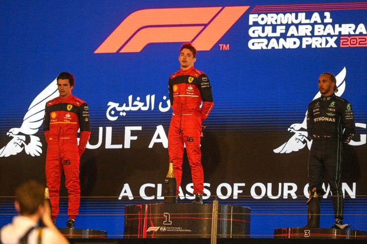 Pilotos Carlos Sainz e Charles Leclerc, da Ferrari, e Lewis Hamilton, da Mercedes, no pódio do GP do Bahrein de Fórmula 1, no circuito internacional de Sakhir