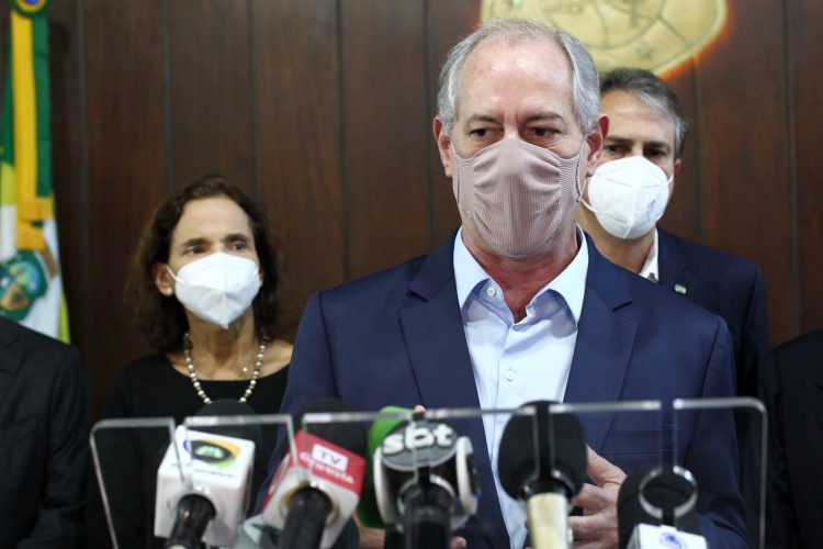 Ciro Gomes, com Izolda Cela e Camilo Santana ao fundo