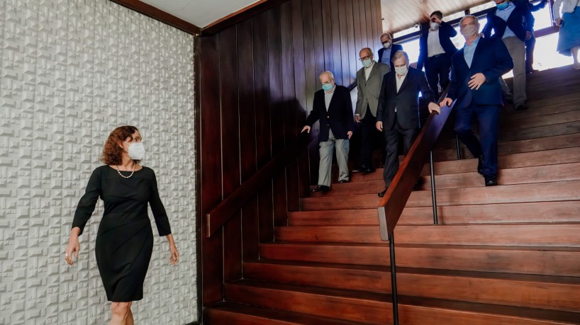 Izolda Cela, em primeiro plano, olha para os ex-governadores do Ceará descendo a escada. Encontro dos ex-governadores do Estado do Ceará no Palácio da Abolição(foto: carlos gibaja/Gov. Estado do Ceará)