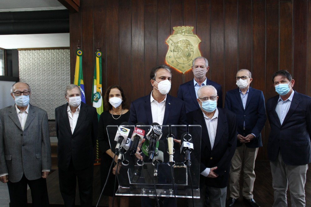CEARÁ, 21 de março de 2022: Camilo Santana (PT) reúne os ex-governadores Gonzaga Mota, Francisco Aguiar, Tasso Jereissati, Ciro Gomes, Lúcio Alcântara e Cid Gomes para assinar a Proposta de Emenda Constitucional que incluiu o Ceará 2050 na Constituição Estadual como Planejamento Estratégico de Longo Prazo.