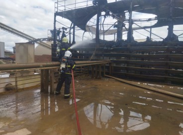 Equipe da 2ª Companhia de Bombeiros da cidade de Limoeiro do Norte foi acionada para controlar o incêndio 