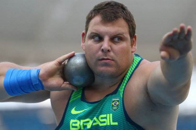 Campeão mundial, Darlan Romani pede mulher em casamento no aeroporto