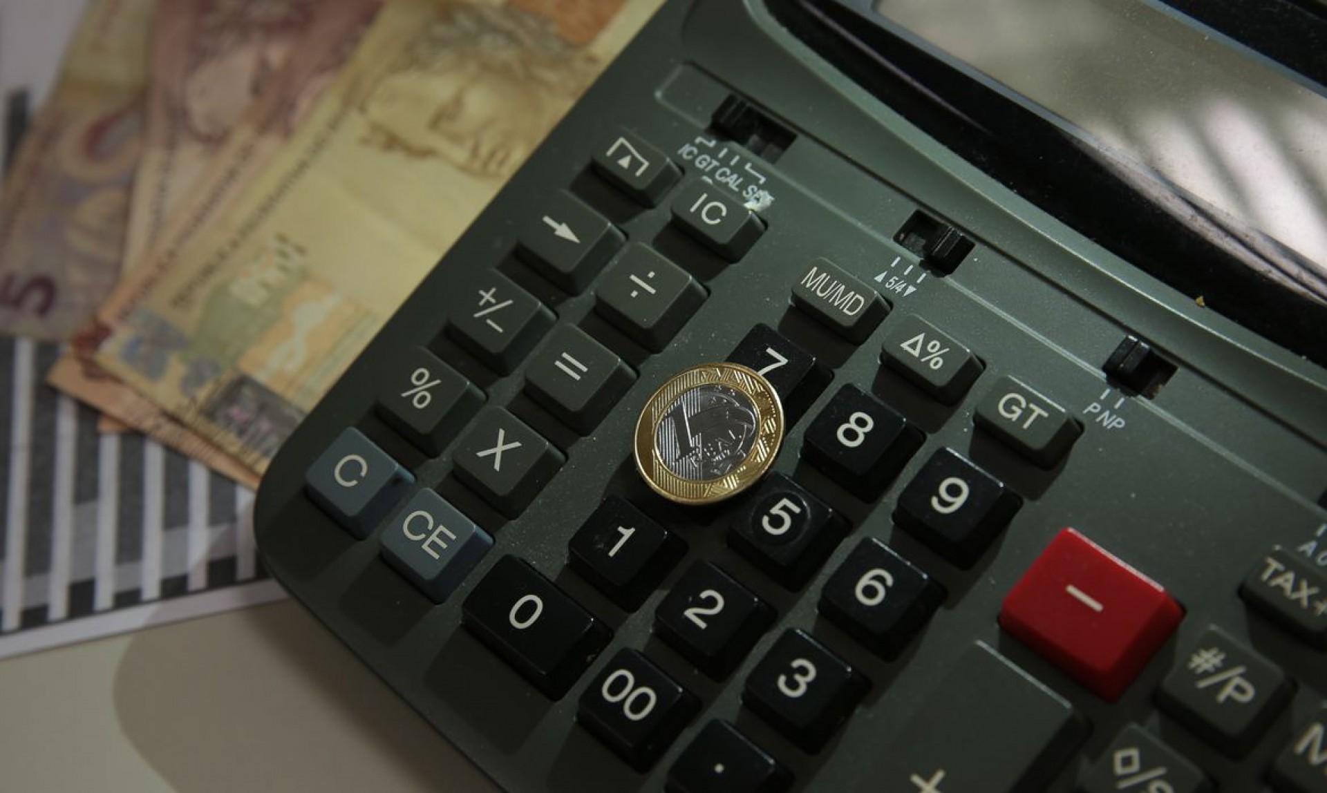 Cortar os gastos desnecessários/supérfluos é uma das dicas para se planejar financeiramente (Foto: Marcello Casal JrAgência Brasil)