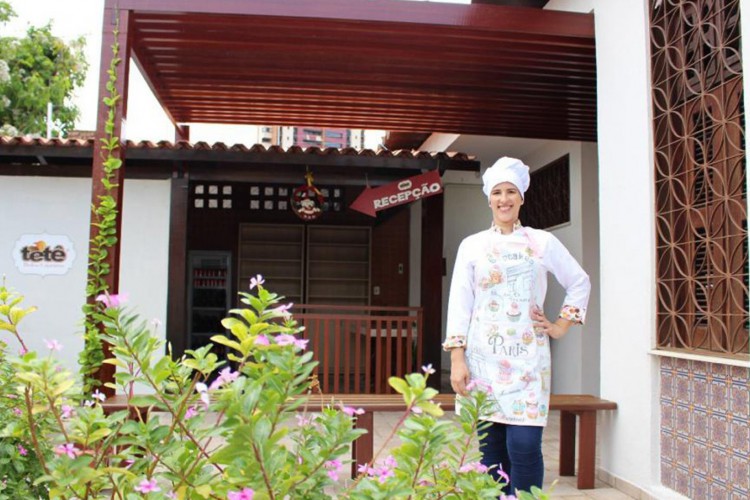 Deborah em seu espaço onde, desde 2017, funciona a Tetê Bolos