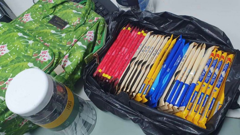 Chocolates e faqueiros furtados são recuperados e devolvidos ao estabelecimento comercial a qual pertenciam(foto: Divulgação/PMCE)