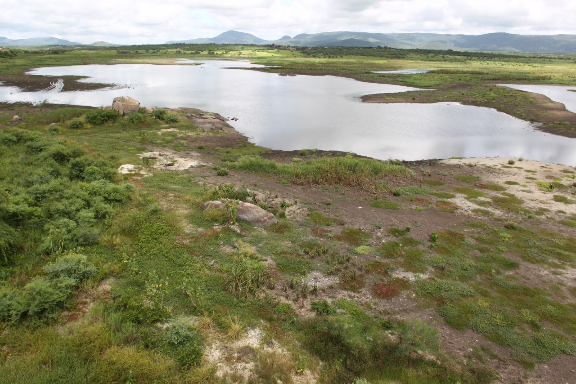 Açude de Cedro, em Quixadá, vive situação de colapso. Mesmo com as chuvas registradas em 2022, acumula aporte hídrico de apenas 0,01% da sua capacidade total. Foto tirada em 23/03/2022 (Foto: FABIO LIMA)