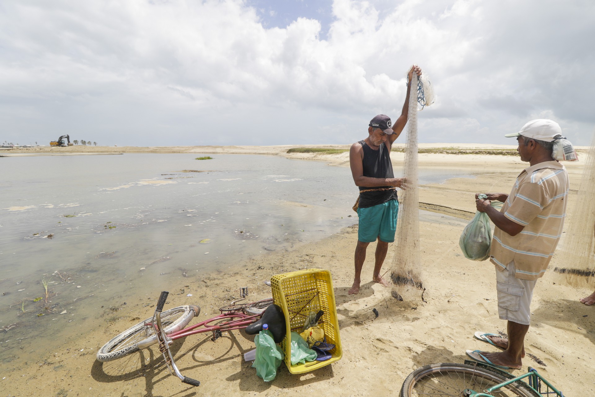 Pescadores dizem que não encontram mais peixes na lagoa do Cauípe