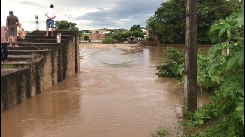 Em Lavras da Mangabeira, Rio Salgado está prestes a transbordar(foto: WhatsApp O POVO)