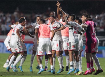 Jogadores do São Paulo comemoram classificação à final do Cmapeonato Paulista após vitória por 2 a 1 sobre o Corinthians 