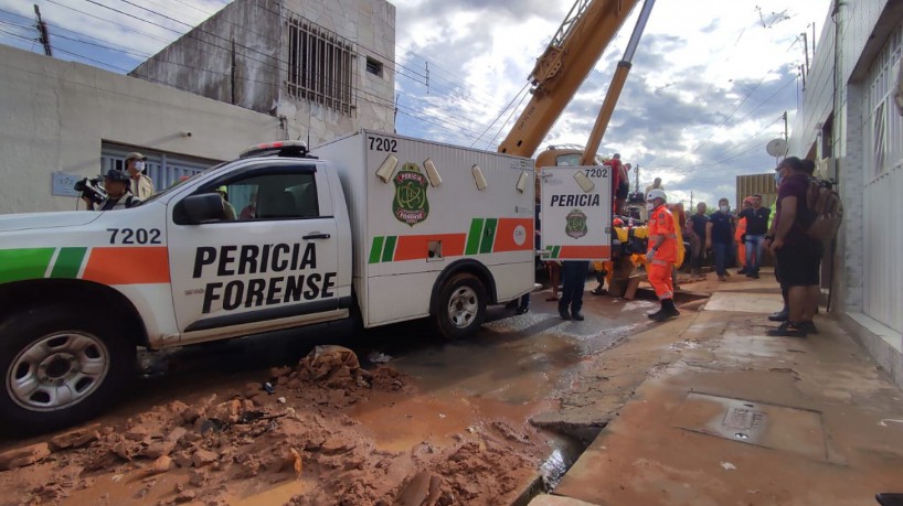 Perícia Forense retirou o corpo de Sônia neste domingo, 27, em Juazeiro do Norte, região do Cariri(foto: Guilherme Carvalho/ CBN Cariri)