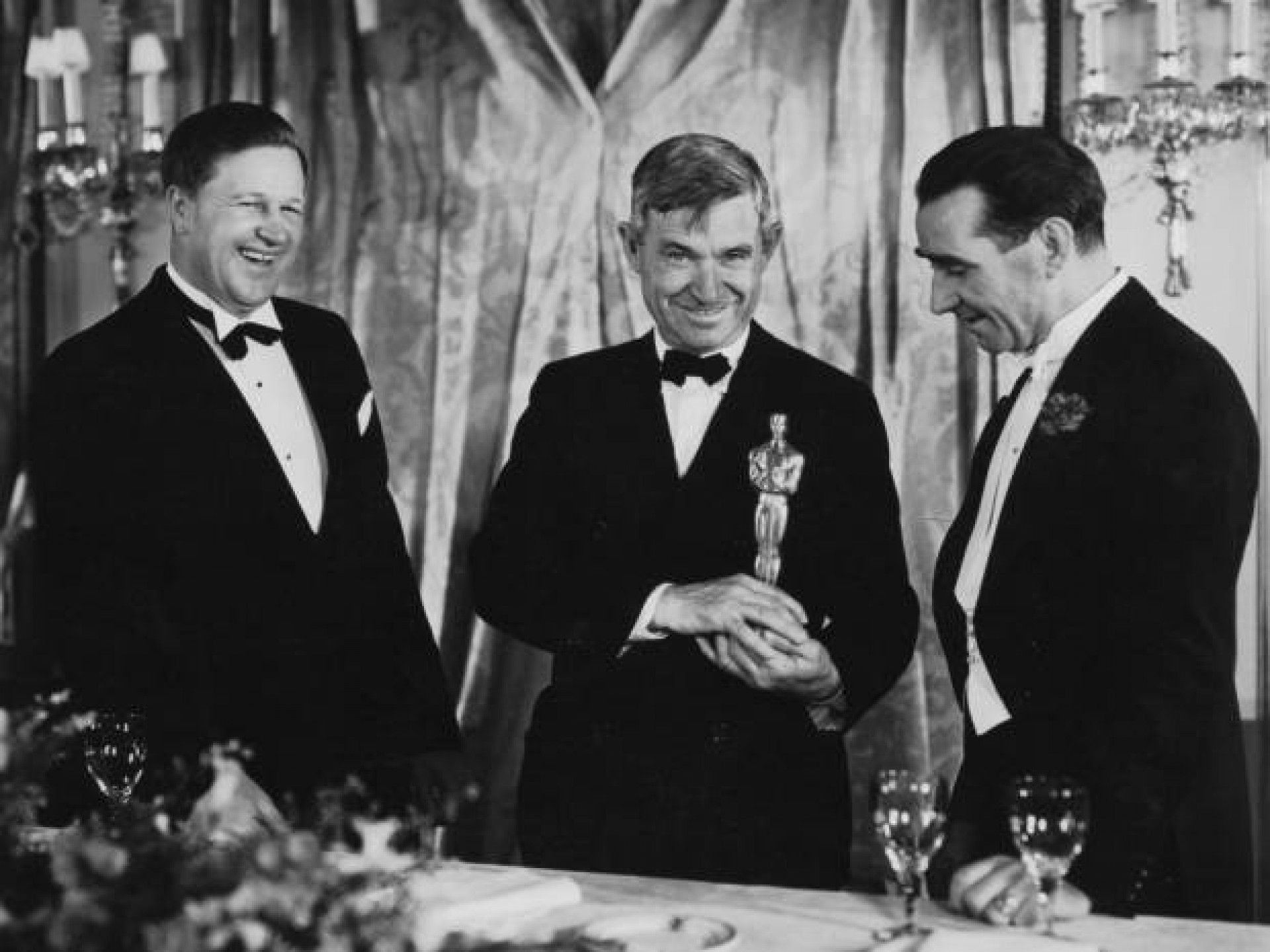 Will Rogers (no meio) e Frank Lloyd à sua direita no Oscar de 1934  