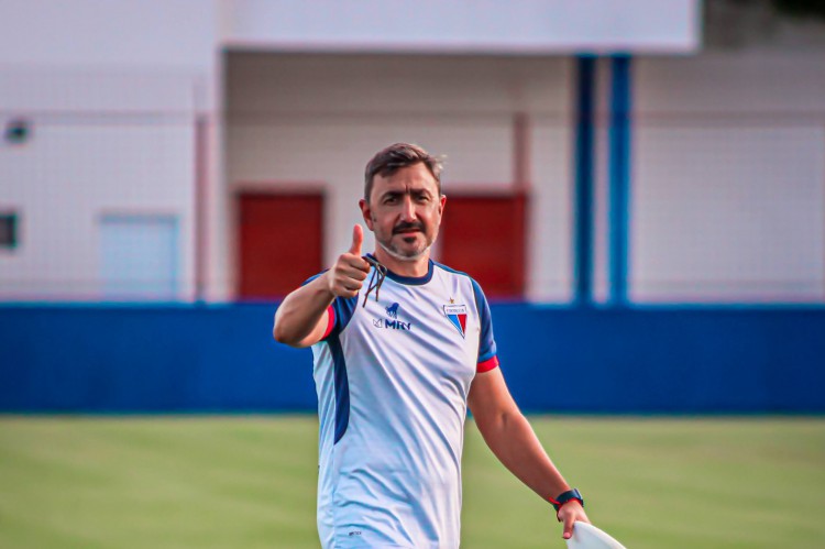 Auxiliar t&eacute;cnico Nahuel Mart&iacute;nez em treino do Fortaleza no Centro de Excel&ecirc;ncia Alcides Santos, no Pici