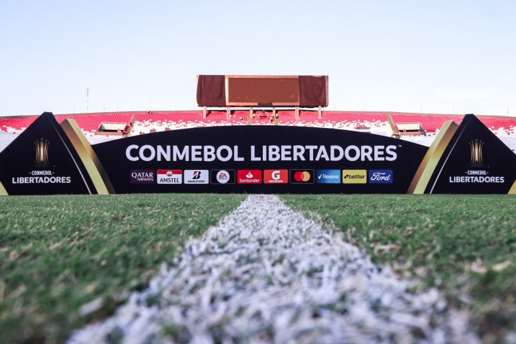 Placa da Copa Libertadores 2022 no gramado do estádio Defensores Del Chaco para o jogo Olimpia x Fluminense