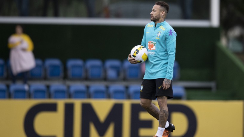 Atacante Neymar com a bola em treino da seleção brasileira na Granja Comary, em Teresópolis/RJ...