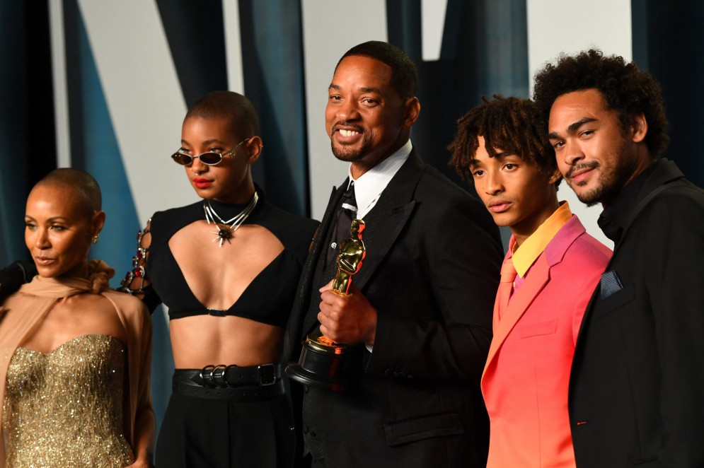 Jaden Smith com os pais Will Smith, Jada Pinkett e a irm&atilde;, Willow (Foto: PATRICK T. FALLON / AFP)