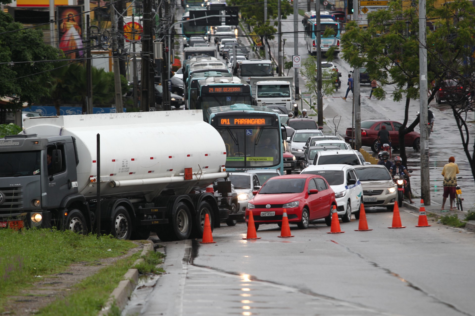 Chuva na Capital causou interdição no viaduto da avenida Oliveira Paiva nesta segunda-feira, 28 de março (Foto: FABIO LIMA)