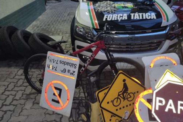 Arma, drogas e até placas de trânsito foram encontradas na ação